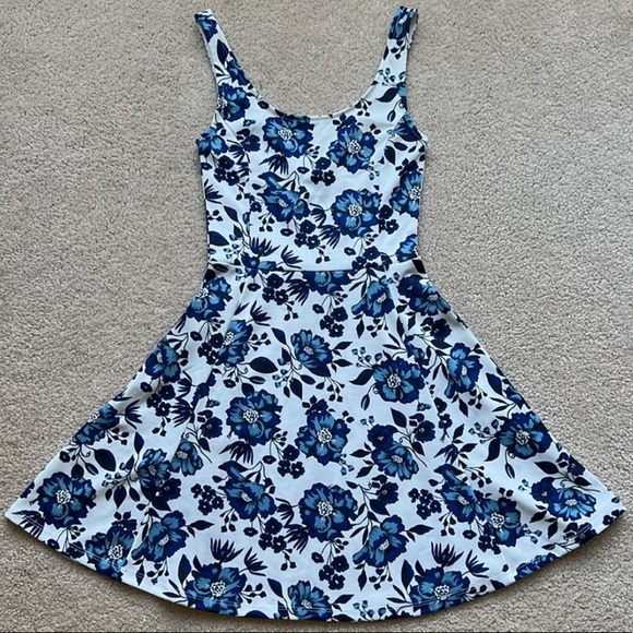 H&M Dresses & Skirts - H&M Scoop Front/Back Flower Dress